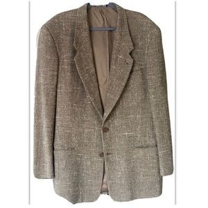 Two-button Wool Blend.
Made in Italy. 

I believe this is a 40R.